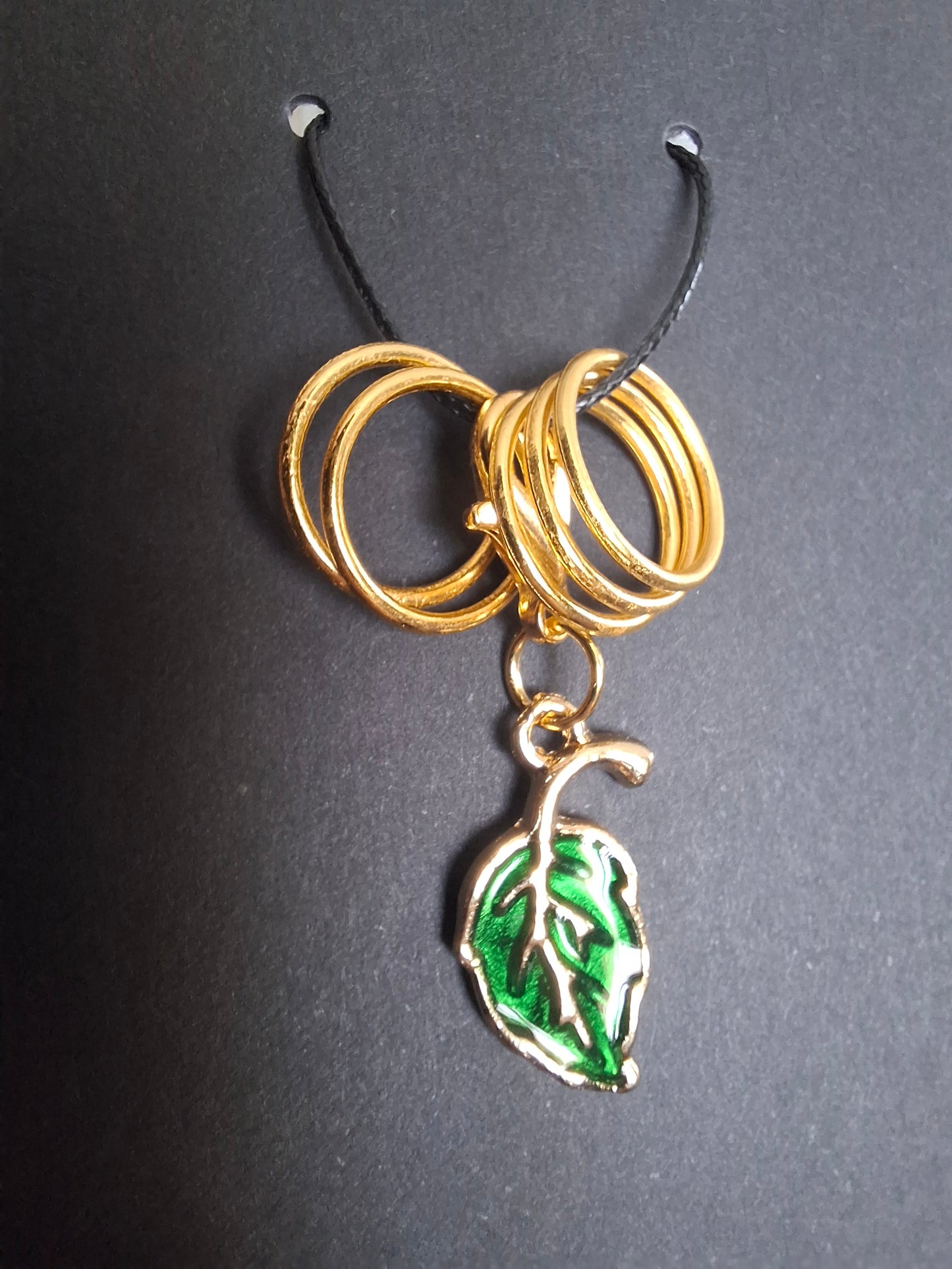 Löv, grönt + förgyllda ringar