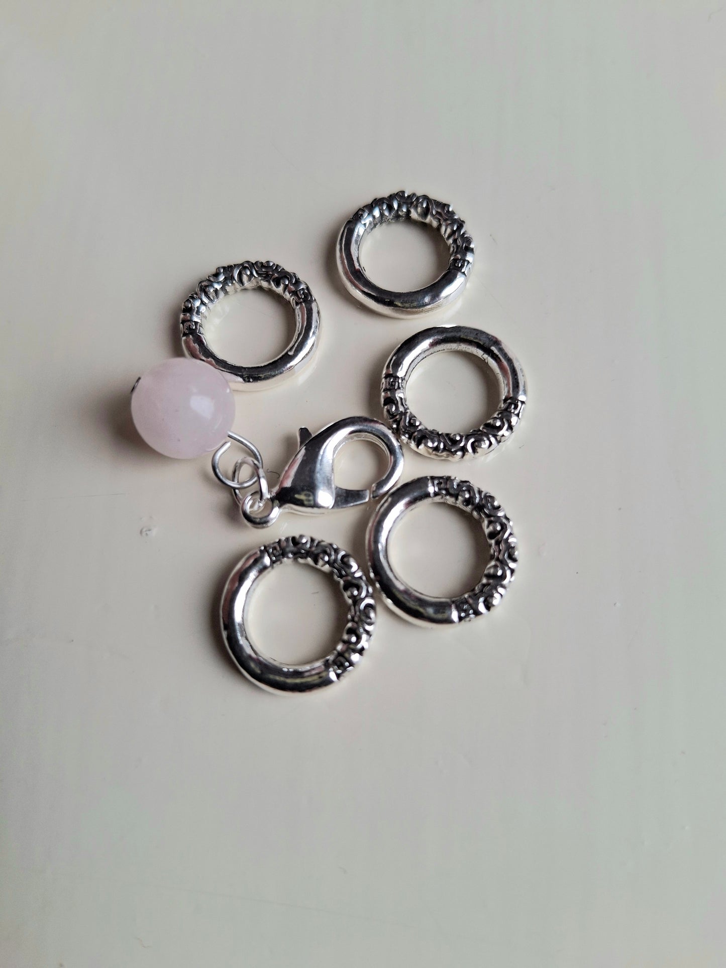 Rosenkvarts, silver färgade ringar