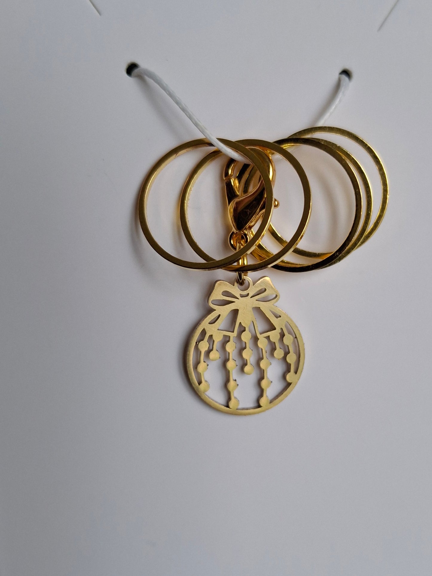 Julkula med förgyllda ringar