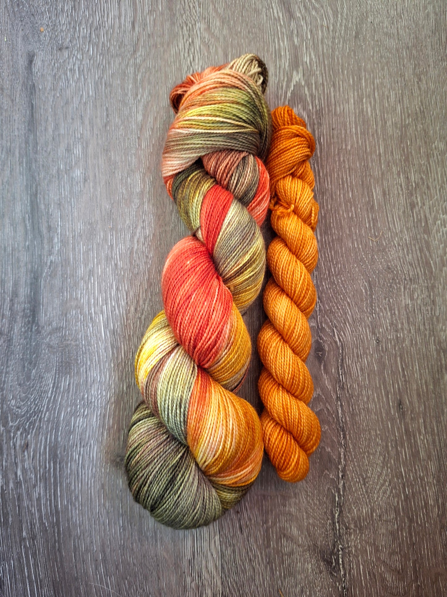 Äppelträd i september + orange mini härva