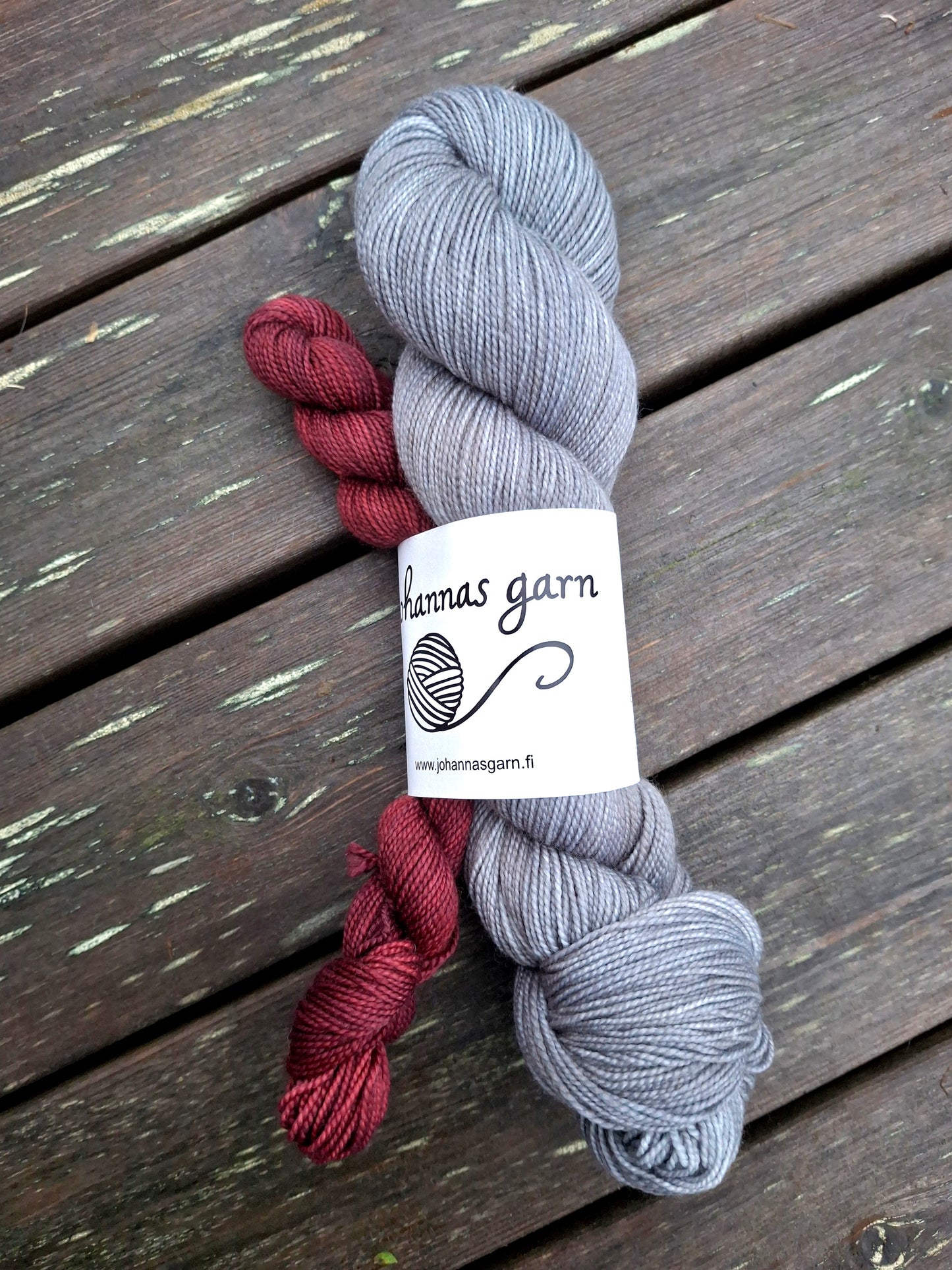 Mellangrå + mörkröd